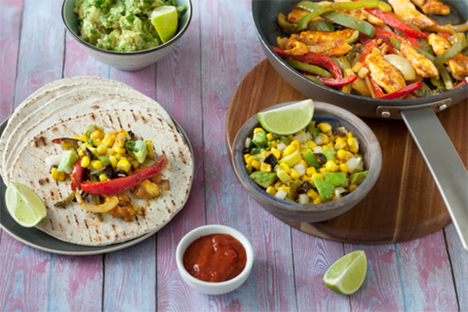 Fajitas classiques aux poulet et poivrons, salsa de maïs, avocat et coriandre